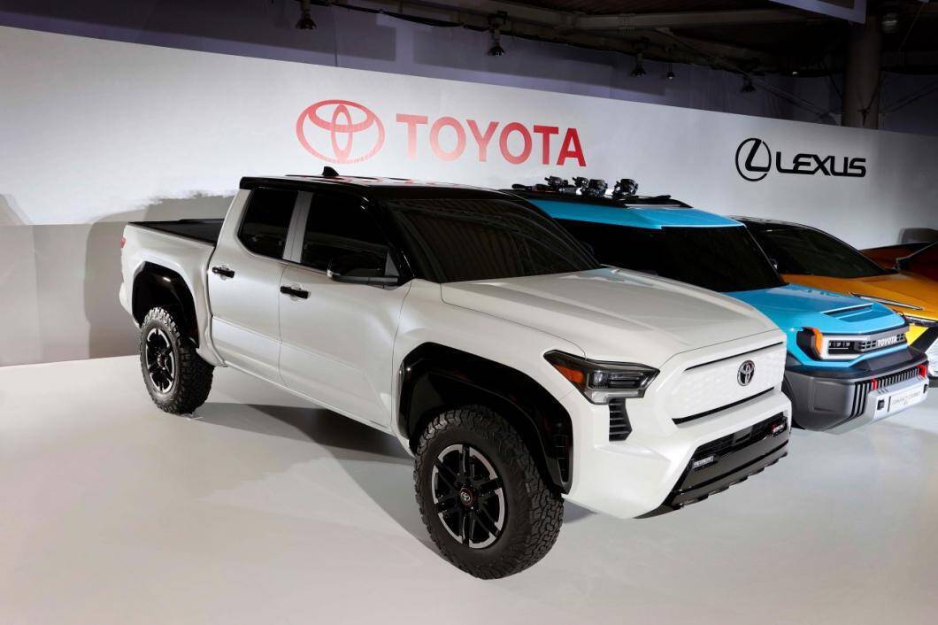 Toyota Hilux REVO BEV Concept 2022 Pick Up