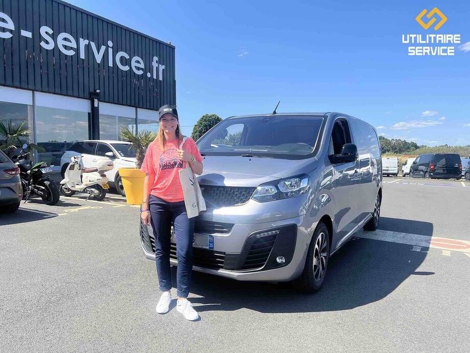 Cindy Trek in gazelles 2023 devant le Fiat Scudo