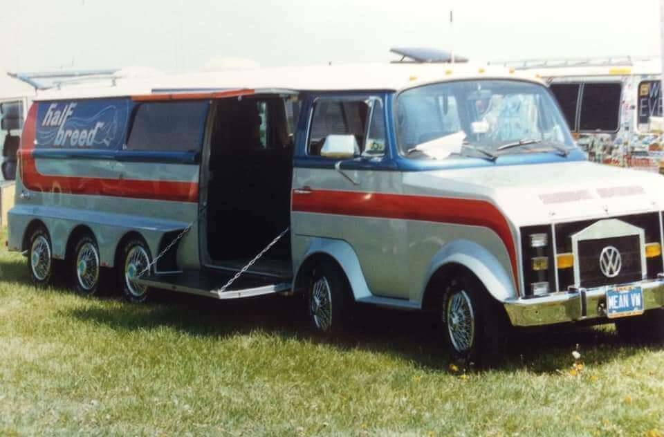 vue du van avec calandre VW et 10 roues